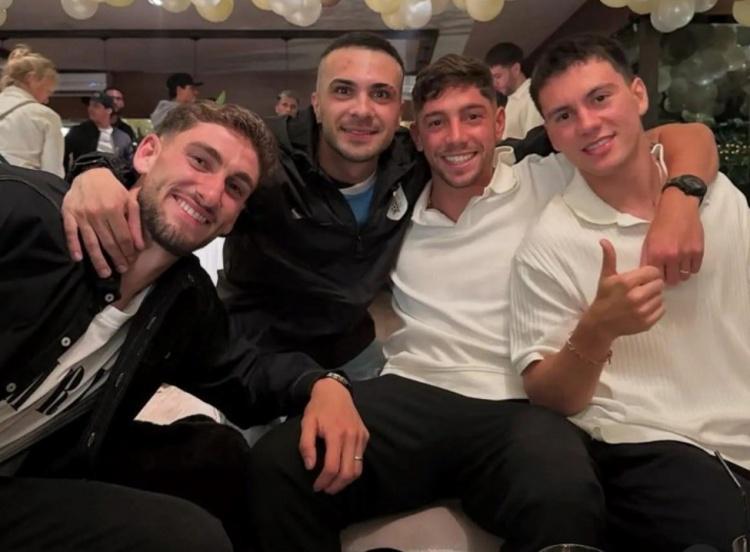 ue, dd, 和歌声的夜