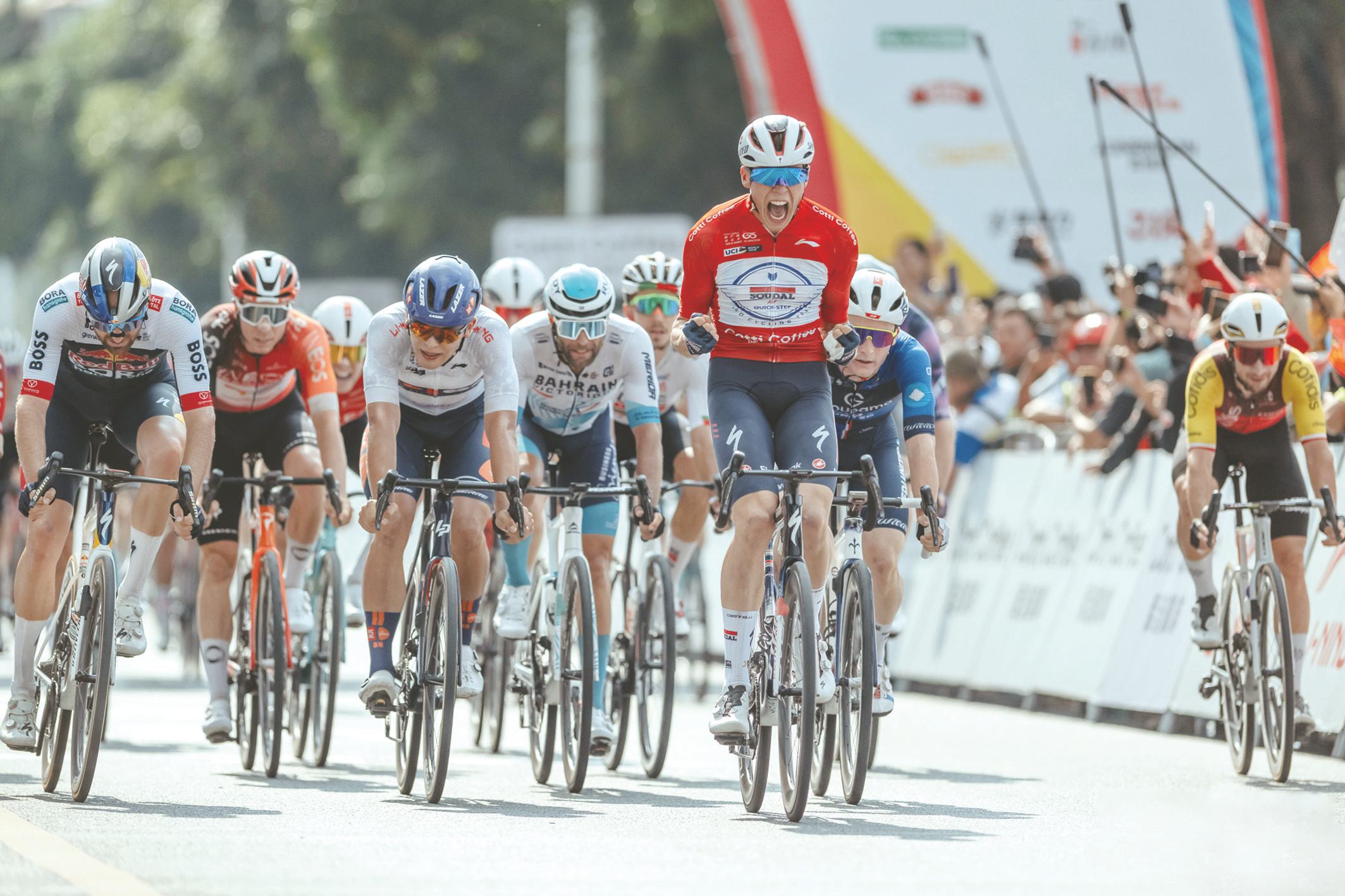 他在赛后接, B酒店车队, 环广西公路 他在赛后接, B酒店车队, 环广西公路